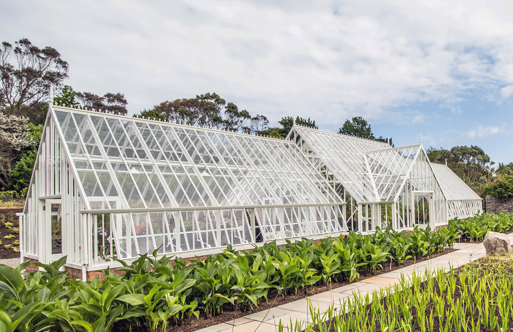 Växthus i tre indelningar, med ett bredare och högre mittparti, från Alitex.